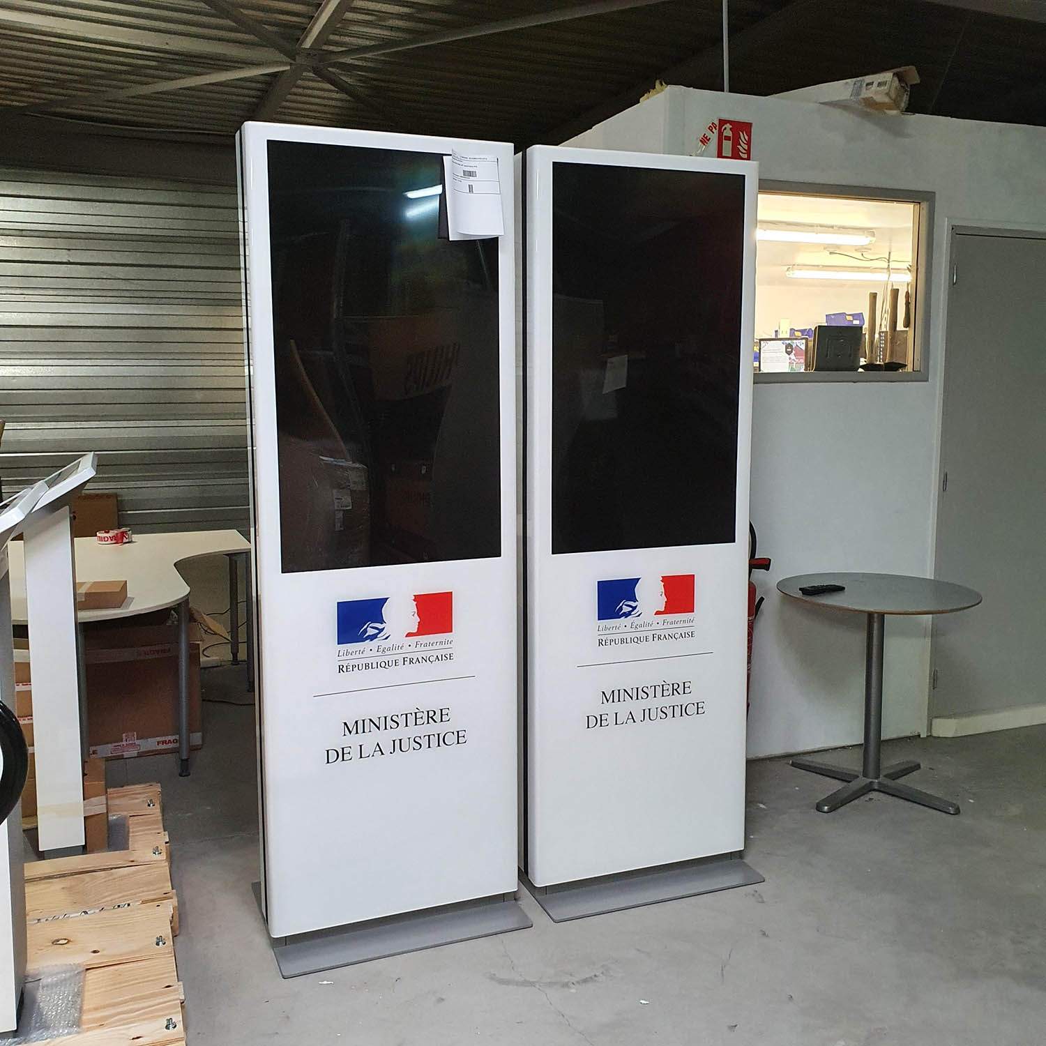 Totem d'accueil 49'' justice