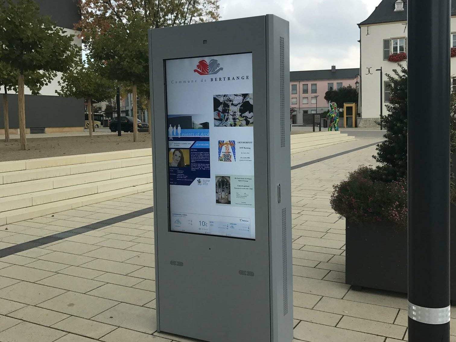 Totem interactif extérieur 2x55'' - Luxembourg