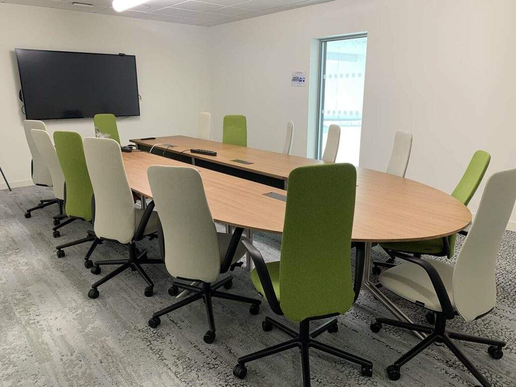 Salle de réunion avec écran interactifs